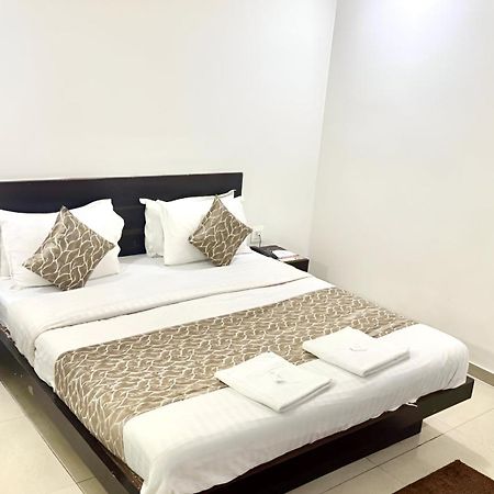Hotel Dev Palace 阿穆达巴 外观 照片