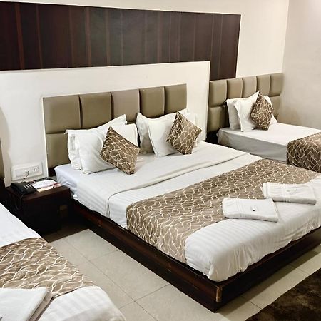Hotel Dev Palace 阿穆达巴 外观 照片