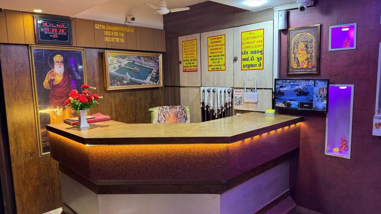 Hotel Dev Palace 阿穆达巴 外观 照片