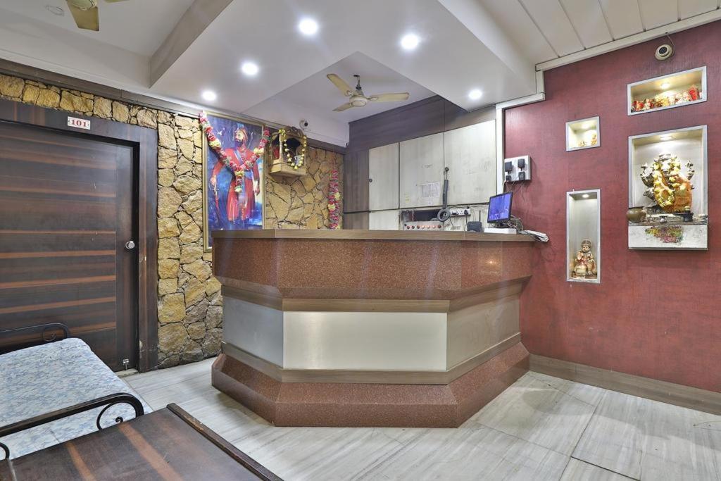 Hotel Dev Palace 阿穆达巴 外观 照片
