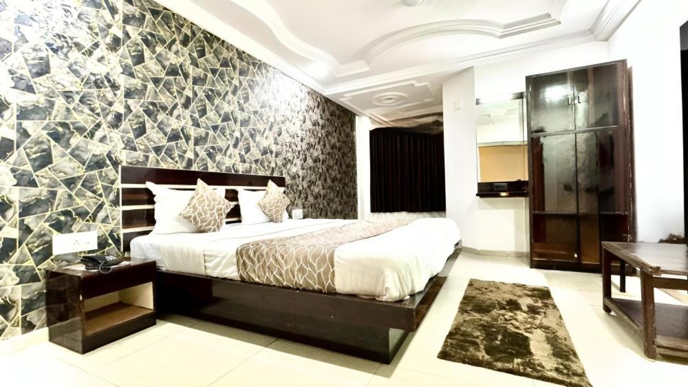 Hotel Dev Palace 阿穆达巴 外观 照片
