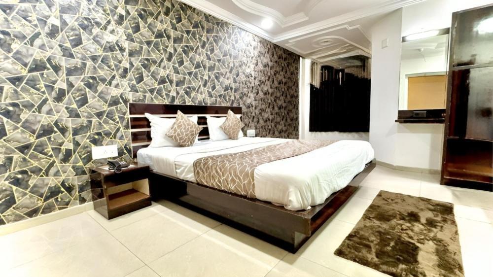Hotel Dev Palace 阿穆达巴 外观 照片