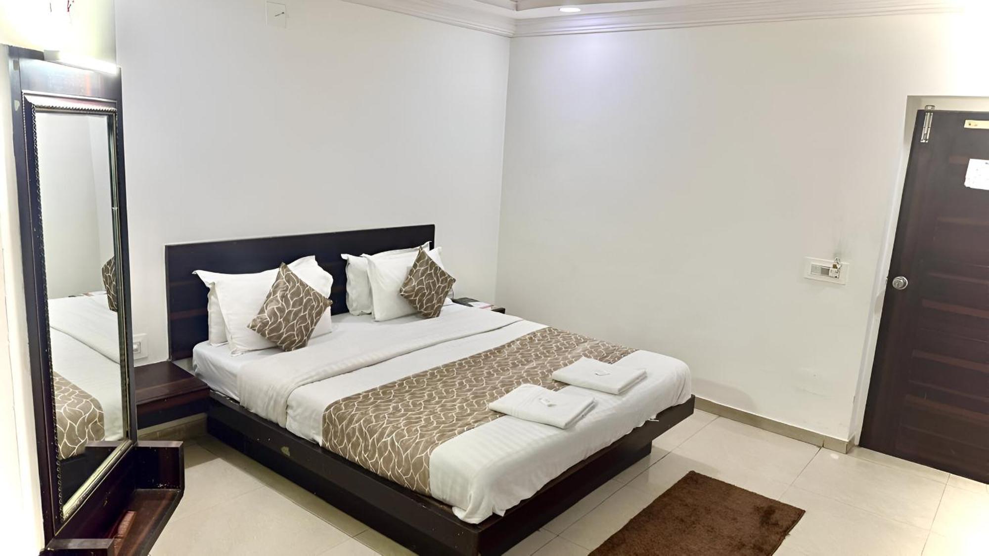 Hotel Dev Palace 阿穆达巴 外观 照片
