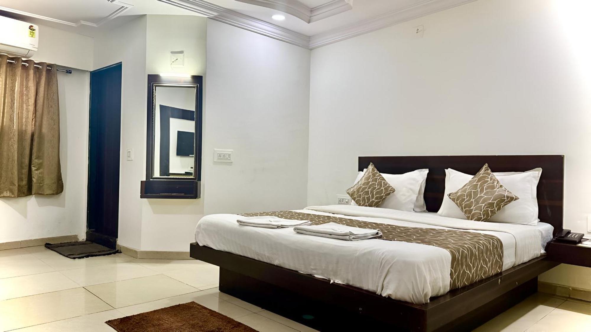 Hotel Dev Palace 阿穆达巴 外观 照片