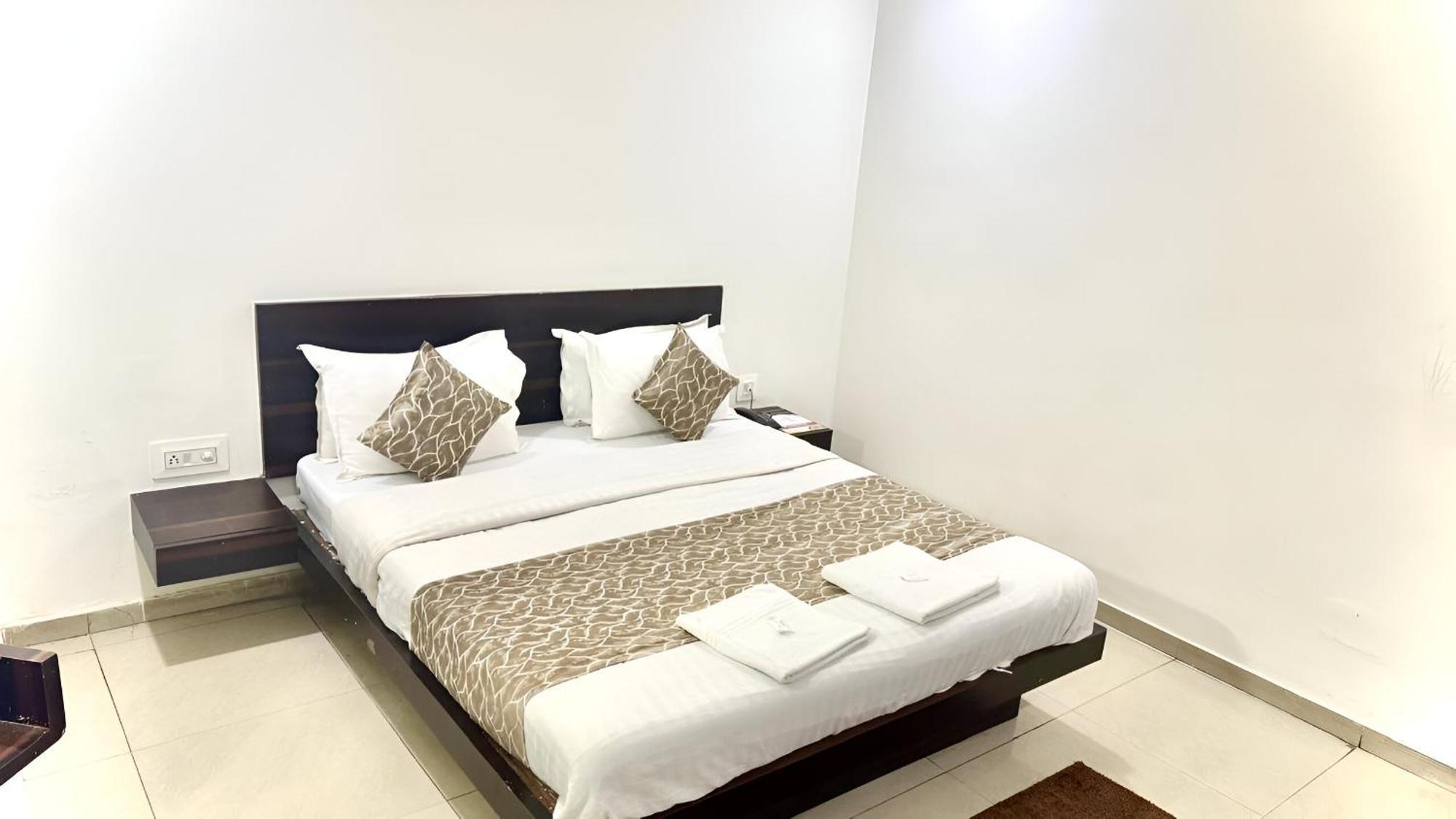 Hotel Dev Palace 阿穆达巴 外观 照片
