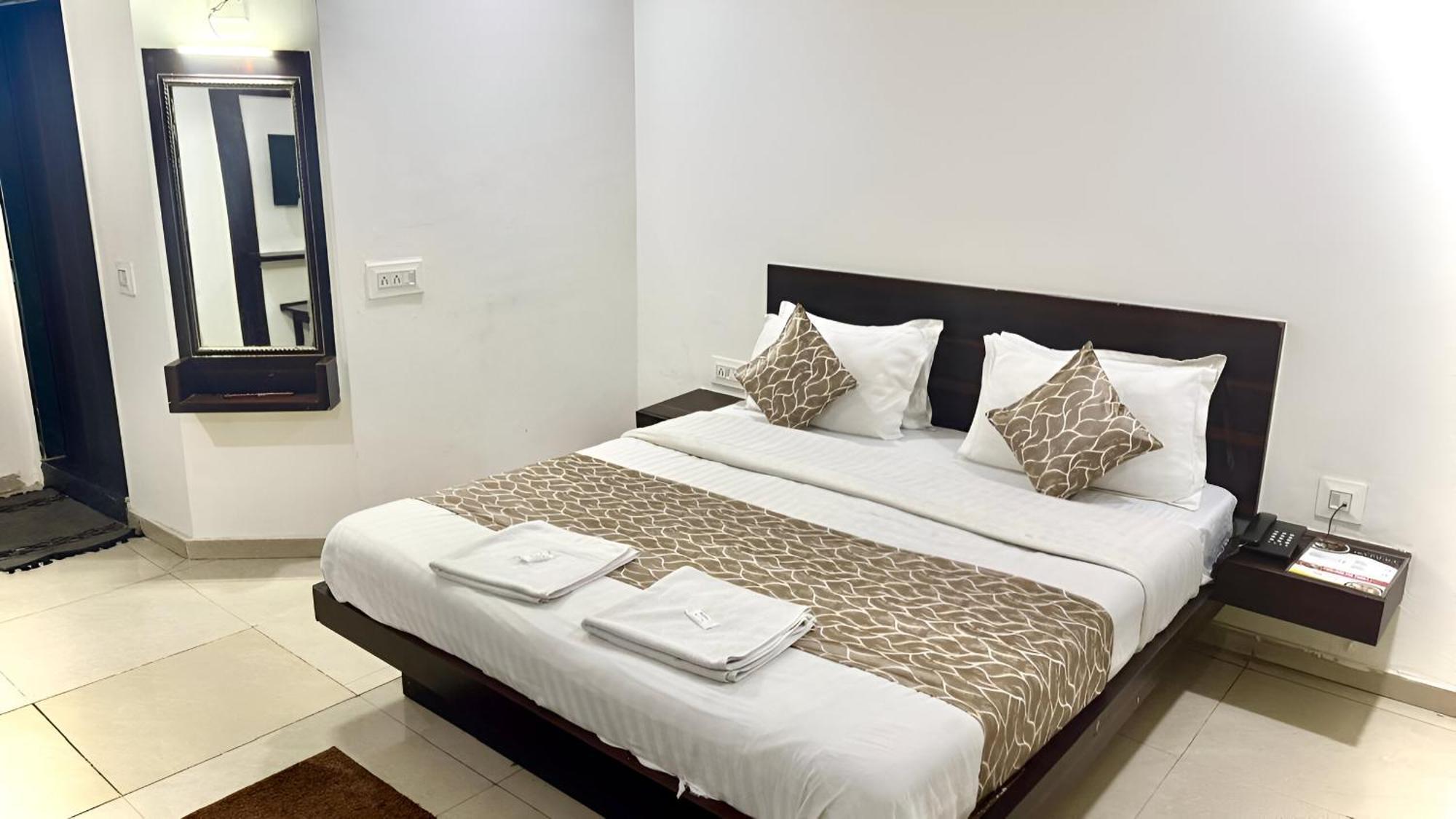 Hotel Dev Palace 阿穆达巴 外观 照片