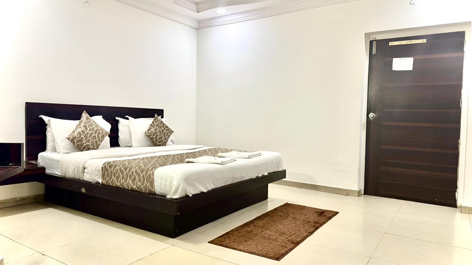 Hotel Dev Palace 阿穆达巴 外观 照片