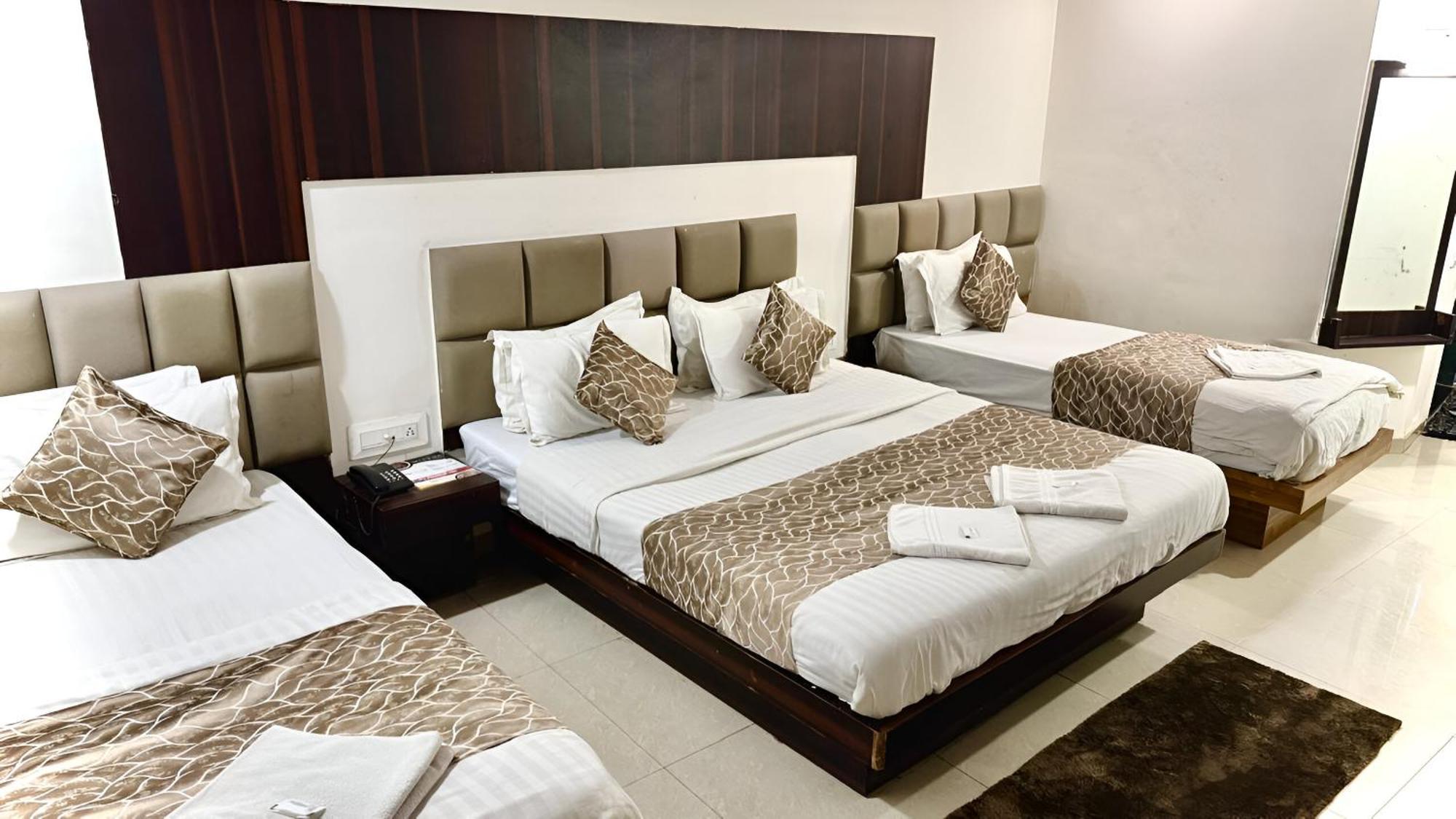 Hotel Dev Palace 阿穆达巴 外观 照片