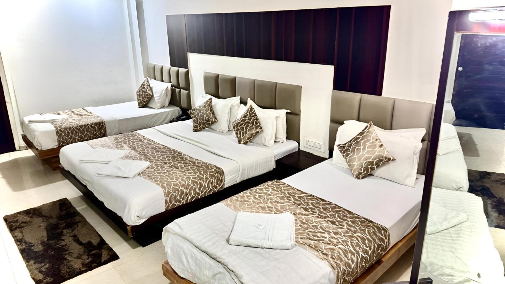 Hotel Dev Palace 阿穆达巴 外观 照片