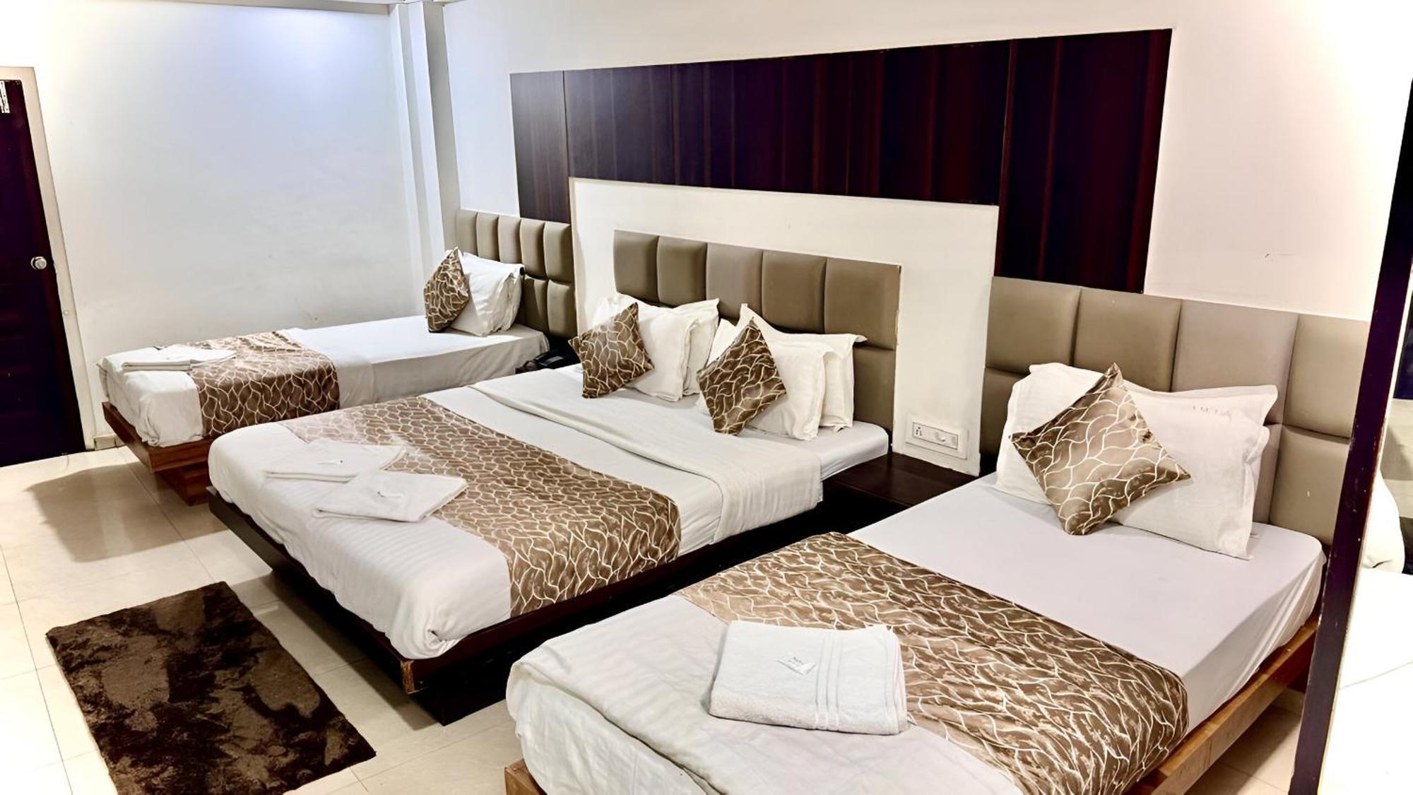 Hotel Dev Palace 阿穆达巴 外观 照片